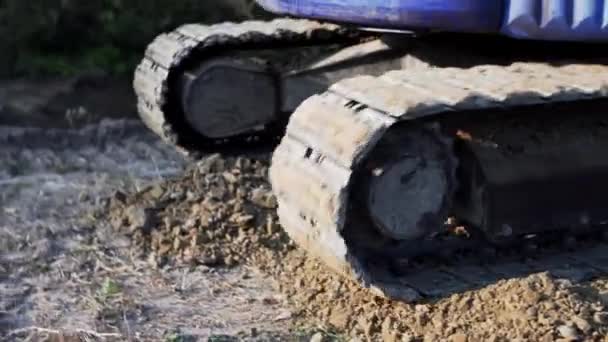 地上を走行する掘削機トラックの近景 — ストック動画