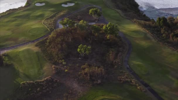 Widok Lotu Ptaka Zieloną Powierzchnię Pola Golfowego Zmierzchu Wyspie Bali — Wideo stockowe