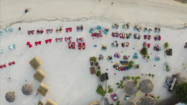 Αεροφωτογραφία Της Αμμώδους Παραλίας Τους Τουρίστες Απολαμβάνουν Φρέσκο Βράδυ Πολυθρόνες — Αρχείο Βίντεο