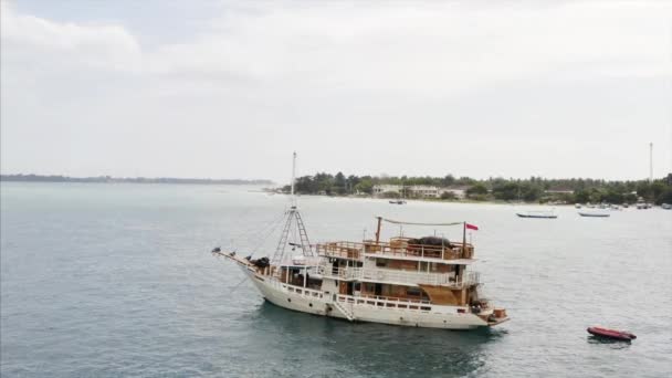 Widok Lotu Ptaka Piękny Romantyczny Biały Statek Oceanie Wyspą Gili — Wideo stockowe
