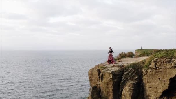 Vista Panorâmica Aérea Mulher Cigana Belo Vestido Dançando Alto Penhasco — Vídeo de Stock