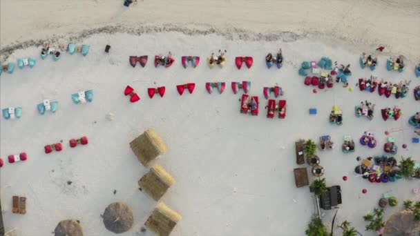 Antenn Utsikt Över Sandstrand Med Turister Njuter Fräsch Kväll Fåtöljer — Stockvideo