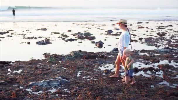 Mãe Branca Menino Dois Anos Andando Sobre Pedras Molhadas Maré — Vídeo de Stock