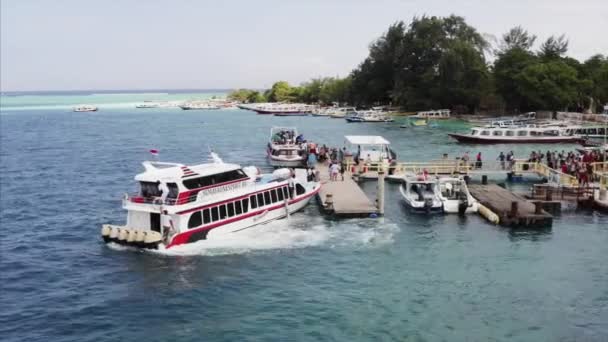 ギリ航空 インドネシア 7月4 2019 旅の準備ができている観光客と観光ヨットやフェリーと桟橋の空中ビュー — ストック動画