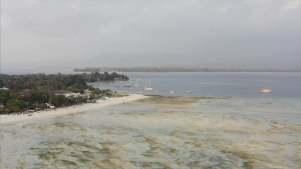 インドネシアのGili Air島の湾でのボートや船の空中ビュー — ストック動画