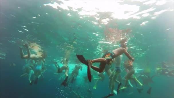 Underwater View Tourists Snorkeling Exploring Statues Men Women Ocean Floor — 비디오