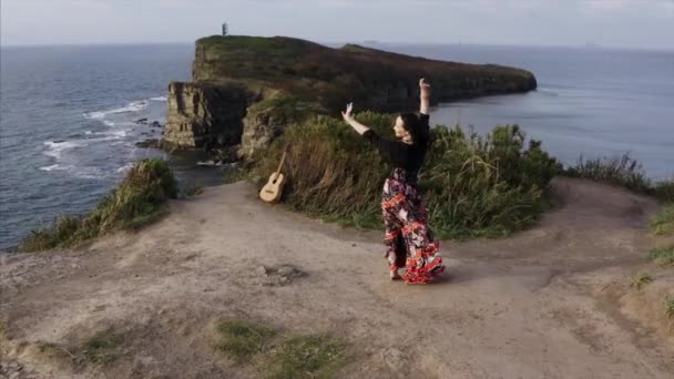 Воздушный Панорамный Вид Цыганки Красивом Платье Танцует Высокой Скале Над — стоковое видео