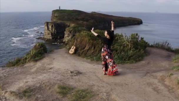 Vista Panorámica Aérea Mujer Gitana Hermoso Vestido Bailando Alto Acantilado — Vídeo de stock