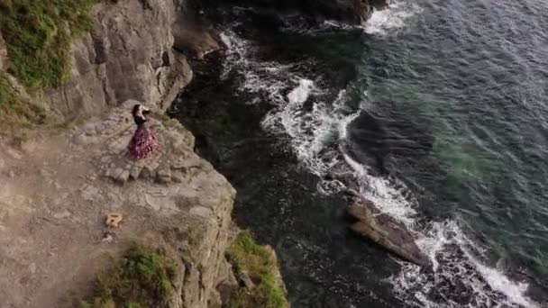 Aerial Panoramic View Gipsy Woman Beautiful Dress Standing High Cliff — 비디오