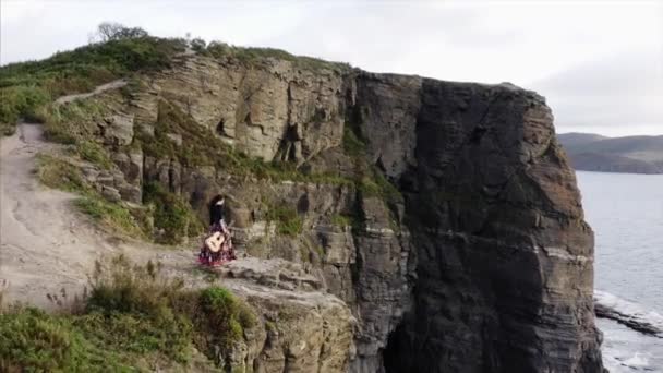 Vista Panorámica Aérea Mujer Gitana Hermoso Vestido Caminando Con Guitarra — Vídeo de stock