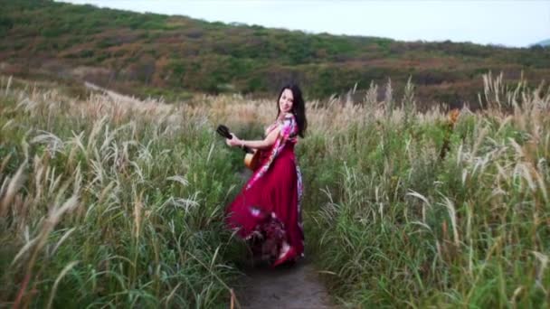 Bela Mulher Cigana Vestido Longo Tocando Guitarra Cantando Enquanto Dança — Vídeo de Stock