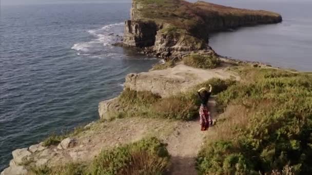 Luchtfoto Panoramisch Uitzicht Zigeunervrouw Mooie Jurk Dansen Hoge Klif Boven — Stockvideo