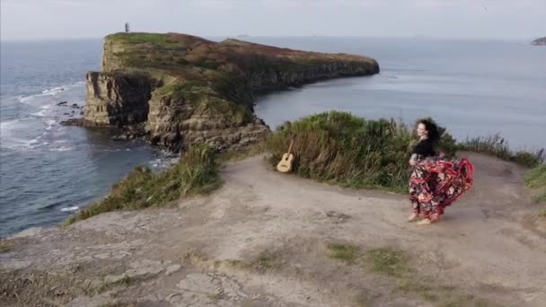 Vue Panoramique Aérienne Femme Gitane Belle Robe Dansant Sur Une — Video