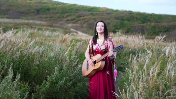 Beautiful Gipsy Woman Long Dress Playing Guitar Singing High Grass — Stock Video