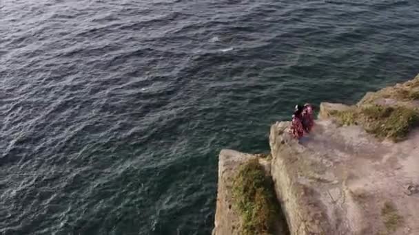 Vista Panorâmica Aérea Mulher Cigana Belo Vestido Dançando Alto Penhasco — Vídeo de Stock