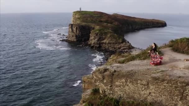 Flygfoto Panoramautsikt Över Zigenare Kvinna Vacker Klänning Dans Hög Klippa — Stockvideo