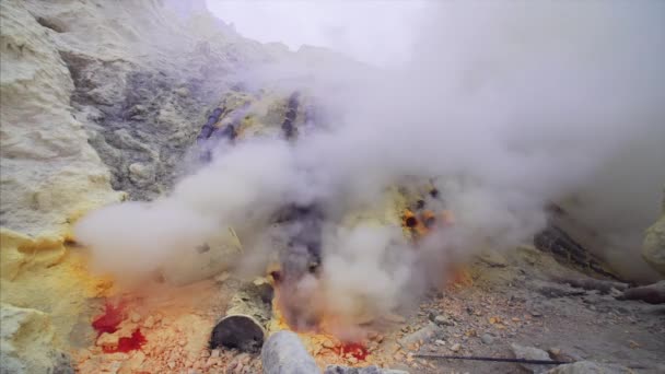 Eruption Yellow Toxic Fumes Burning Sulphur Ijen Volcano East Java — Video