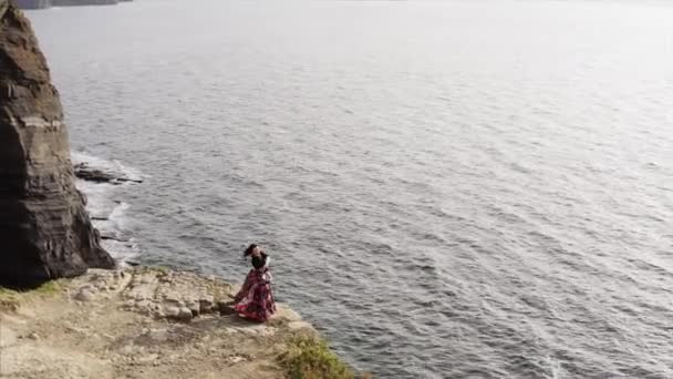 Vista Panorámica Aérea Mujer Gitana Hermoso Vestido Bailando Alto Acantilado — Vídeo de stock