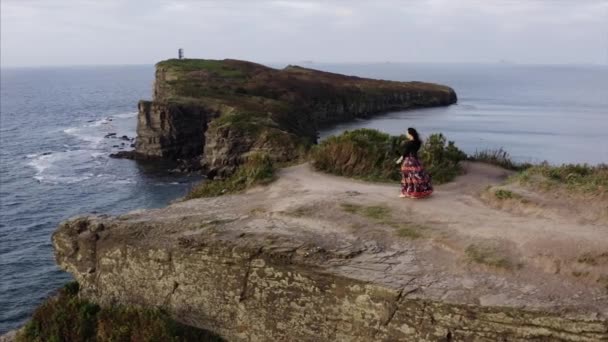 Aerial Panoramic View Gipsy Woman Beautiful Dress Walking Guitar High — Stock Video