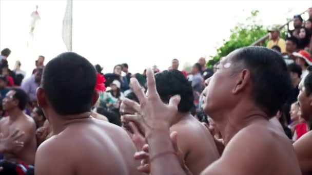 Bali Indonesia 2019年7月10日 在传统的Kecak舞蹈表演中 赤身露体的印度尼西亚男人 耳朵后面挂着红花 一边跳舞一边唱歌 — 图库视频影像