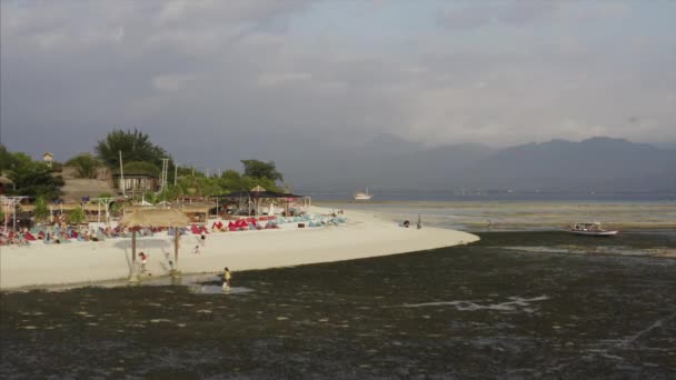 干潮時の白い砂浜での観光客の空中ビュー ジリ航空島 インドネシア — ストック動画