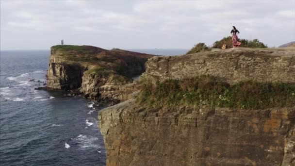 Veduta Aerea Panoramica Della Donna Zingara Bellissimo Vestito Che Balla — Video Stock