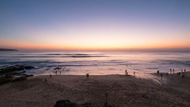 Endonezya Bali Deki Dreamland Plajında Turistlerin Turuncu Günbatımının Tadını Çıkardıkları — Stok video