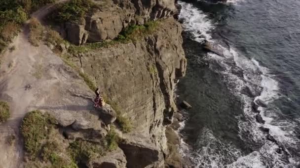 Повітряний Панорамний Вид Циганку Красивій Сукні Стоїть Гітарою Високій Скелі — стокове відео