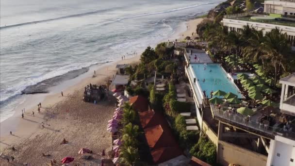 印度尼西亚巴厘岛梦幻岛海滩豪华度假胜地游泳池的空中静止图像 — 图库视频影像