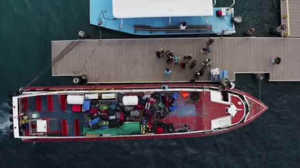 Turistlerin Durgun Okyanusta Tekneye Bindiği Ahşap Iskele Manzaralı Üst Hava — Stok video