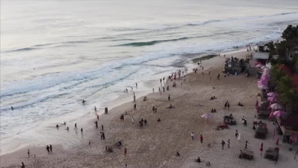 Вид Воздуха Красивый Пляж Dreamland Курортом Купанием Туристов Голубом Океане — стоковое видео