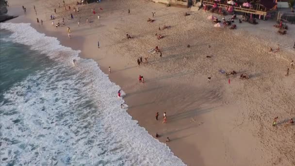 Luftaufnahme Von Wunderschönem Traumland Strand Mit Resort Und Badetouristen Blauen — Stockvideo