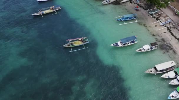 Luchtfoto Van Motorboten Doorzichtig Blauw Oceaanwater Afgemeerd Gili Air Eiland — Stockvideo