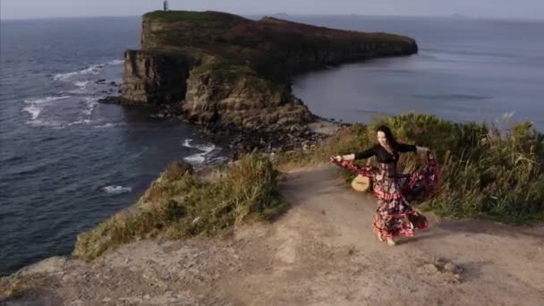 Aerial Panoramic View Gipsy Woman Beautiful Dress Dancing High Cliff — Stock Video