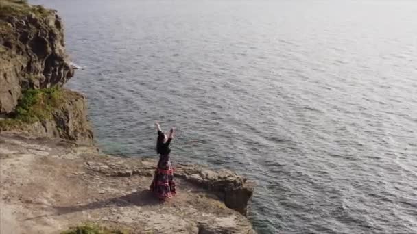 Aerial Panoramic View Gipsy Woman Beautiful Dress Dancing High Cliff — Stock Video