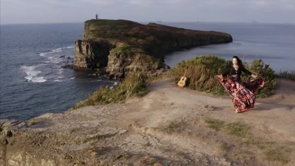 Flygfoto Panoramautsikt Över Zigenare Kvinna Vacker Klänning Dans Hög Klippa — Stockvideo