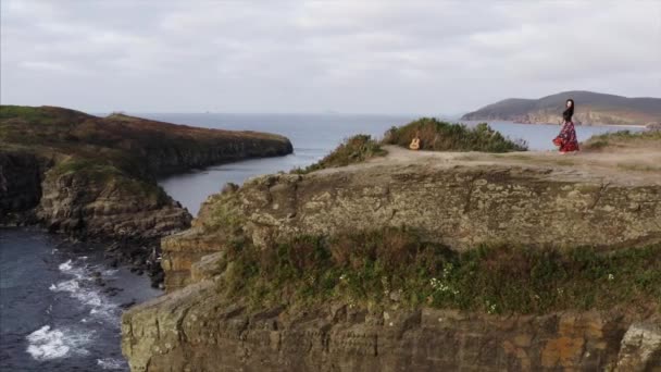 Vue Panoramique Aérienne Femme Gitane Belle Robe Dansant Sur Une — Video