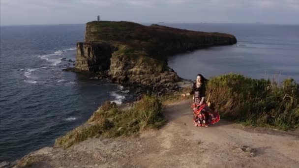 Okyanusun Üzerindeki Yüksek Uçurumda Dans Eden Güzel Elbiseli Çingene Kadının — Stok video