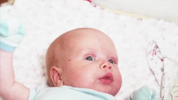 Close Uitzicht Portret Van Schattig Twee Maanden Oud Baby Jongen — Stockvideo