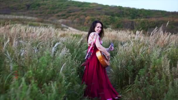 Bela Mulher Cigana Vestido Longo Tocando Guitarra Cantando Enquanto Dança — Vídeo de Stock