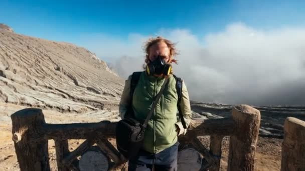 Zeitraffer Porträt Eines Mannes Atemmaske Mit Caldera Und Sauren Dämpfen — Stockvideo