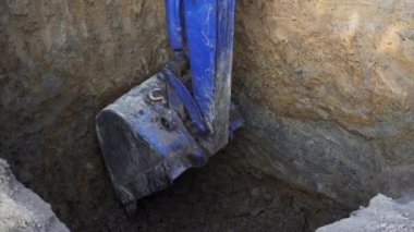 İnşaat alanında sindirim tankı için yer kazan hidrolik kazıcı.