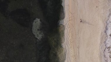 Kumlu sahilde bisiklete binen yalnız turistlerin en iyi hava manzarası, deniz kıyıları alçak, Gili Hava Adası, Endonezya