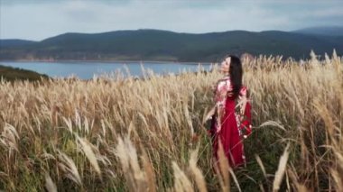 Güzel elbiseli çingene kadının mavi gökyüzü arka planında tef eşliğinde dans edişi görüntüsü