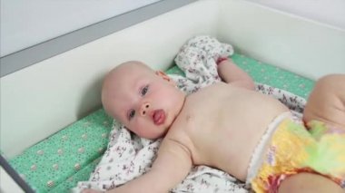 Tatlı bebek yüzme donuyla üstünü değiştiriyor. 