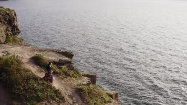 Luchtfoto Panoramisch Uitzicht Zigeunervrouw Mooie Jurk Lopen Hoge Klif Boven — Stockvideo