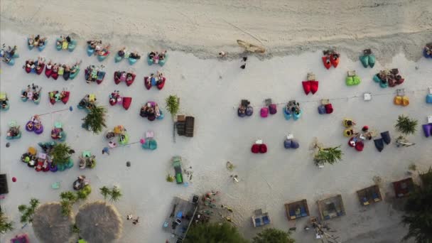 Вид Воздуха Песчаный Пляж Туристами Наслаждающимися Свежим Вечером Креслах Возле — стоковое видео