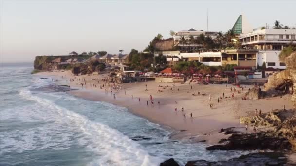 Mavi Okyanus Bali Endonezya Tatil Köyü Yüzen Turistlerin Hava Manzarası — Stok video