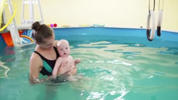 Baby Jongen Zwemmen Doen Fysieke Oefeningen Het Zwembad Met Instructeur — Stockvideo