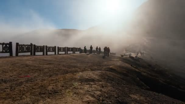 Turisti Respiratori Maschere Passeggiando Lungo Caldera Esplorando Vulcano Ijen Fumi — Video Stock